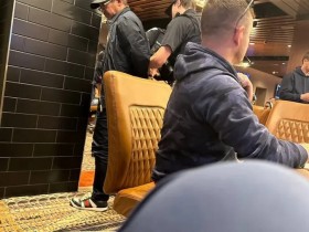 德州扑克游戏:牌桌父子兵,作弊数十年被抓又被放,所到之处人心惶惶,引发标记牌恐慌【EV扑克】