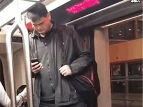德州扑克在线APP:姚明在地铁经历了什么惹得网友称太难为他了【大发扑克】