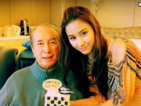 德州扑克在线APP:何超莲探班窦骁, 赌王千金为爱奔赴千里甜蜜爆表【大发扑克】