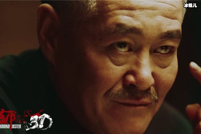 赵本山现身舞台后台63岁满头白发身躯佝偻，网友：好沧桑