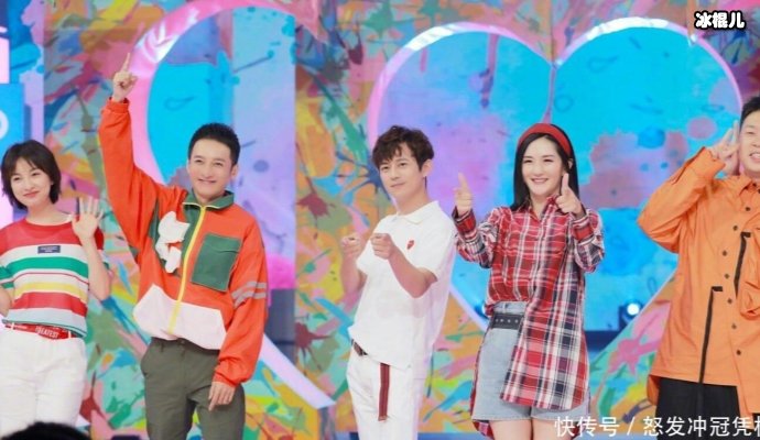 乔四爷带他的妻子衣冠整齐的上快本