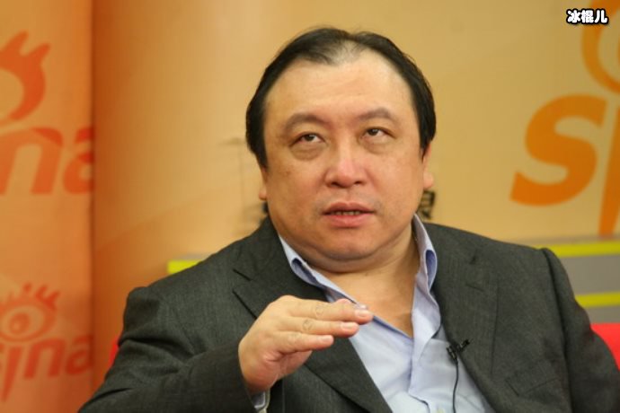 花甲之年的王晶与年轻辣妹约会，网友猜测：这是下一位晶女郎？