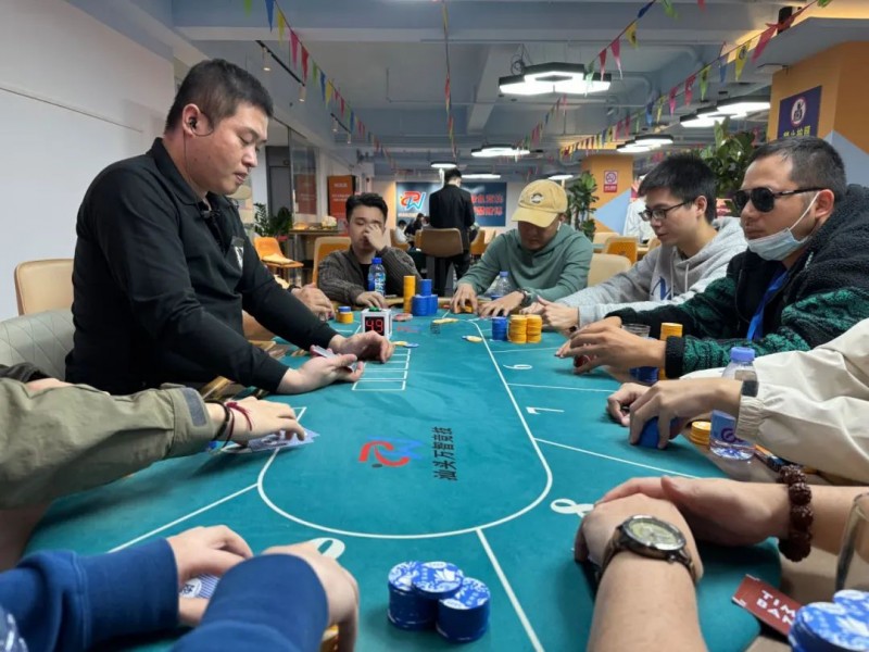 汕头南湾杯｜66今日不太6，金刚撞车同花顺，恭喜王士元140.5W记分牌斩获主赛Day2CL!