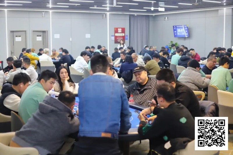 德州扑克游戏：长沙阳光月赛首日 | 当扑克月赛遇上圣诞季，冬日点燃牌手热情！DAY1A组共320人次参赛，刘欢领衔39人晋级下一轮【EV扑克】