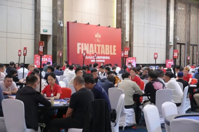 德州扑克游戏：GAKC皇冠杯廊坊站｜高能炸场！主赛半决赛162人角逐，17人晋级决赛，包喜豪3815000记分牌成为CL【EV扑克】