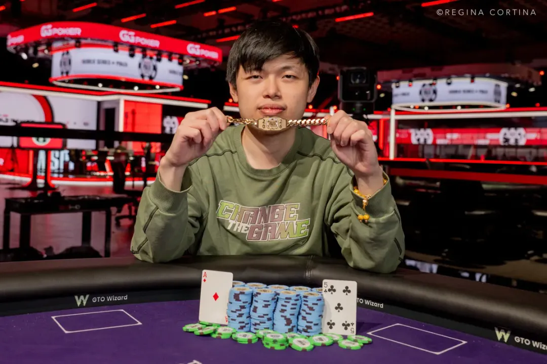 生涯首进WSOP奖励圈即登顶!华人博士生Honghao Zhang斩获$1500六人桌金手链