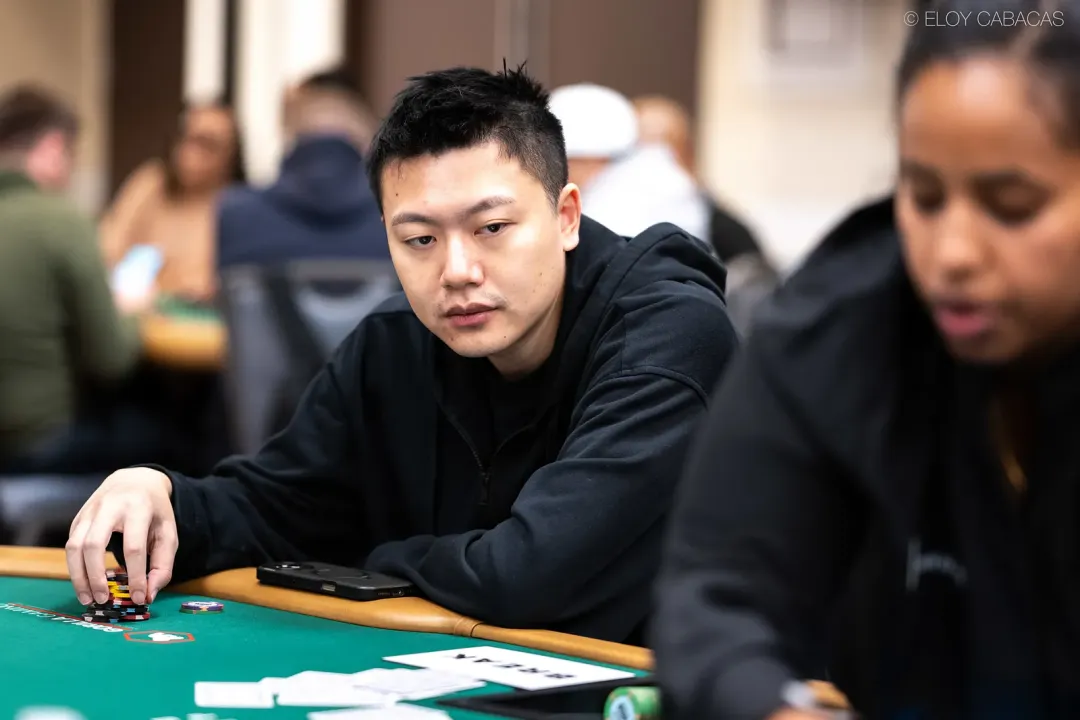 金手链得主张阳稳了?WSOP主赛Day2顺利过关,与22位同胞同行!