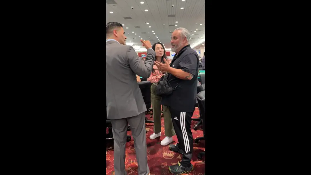 规则书遇上荒诞剧：他坐错位置，全下了别人的记分牌并输掉，然后整个扑克圈吵翻了