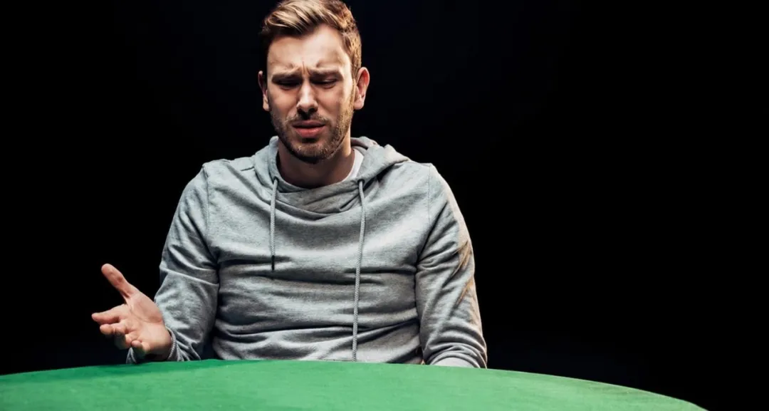 离谱！玩家休息回来坐错桌，全压QQ撞KK，输光别人全部筹码