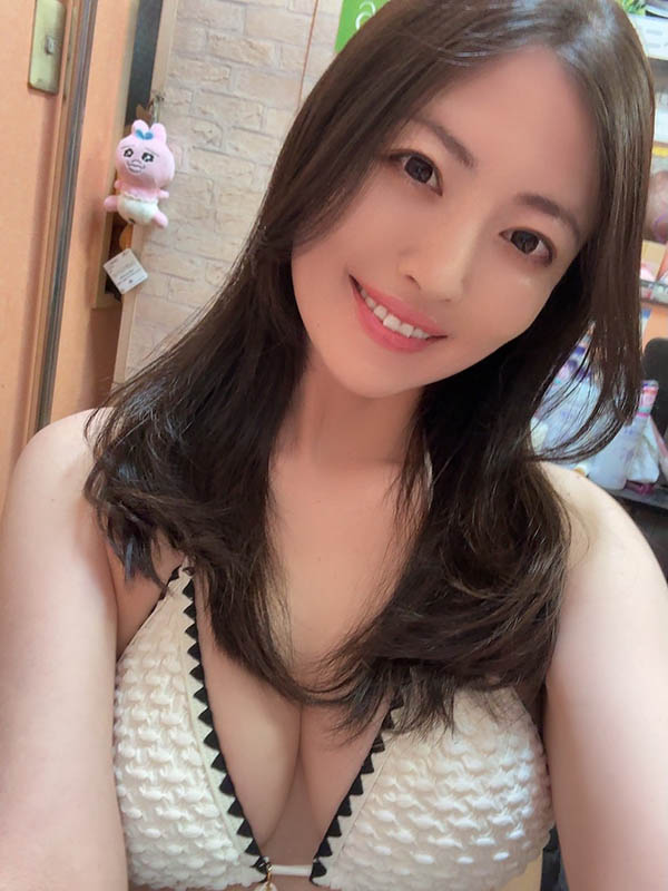 德州扑克游戏视频：(JUR-832) 和「美艳绝伦婶婶」度过两天一夜火辣之旅，她用丰满E奶狂榨干我！【GG扑克】